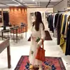 Conjunto estiloso de top bordado vazado e saia da moda da fábrica original