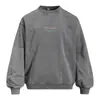 Sudadera con cuello redondo y estampado de letras para hombre, corte holgado casual, diseño moderno desgastado, estilo otoño