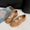 Zapatillas de entrenamiento alemanas de lunares estilo coreano para mujer, zapatillas casuales versátiles clásicas de suela plana con doble hebilla, puntera redonda, ligeras, lunares modernos
