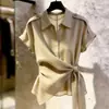 Camisa Khaki Súper Elegante de Manga Corta para Mujer, Diseño de Lazo Fruncidor a la Cintura para Verano, Sensación Única y de Alta Gama, Top Chic