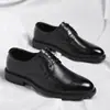 Zapatos de cuero auténticos marca Dragonfly para hombre, que aumentan la altura, de punta fina, versátiles para verano, estilo británico, calados y transpirables, adecuados para uso formal de negocios y uso casual