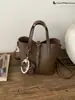 Bolso de mano de cubo estilo nuevo para invierno 2025, bolso cesta elegante de gran capacidad, bolso de hombro cruzado retro personalizado