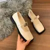 Novos sapatos de alça única estilo coreano com fivela de metal 2026, fivela francesa, sapatos Mary Jane versáteis de bico quadrado e mocassins para outono e inverno