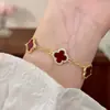 Pulsera Exquisita, Lujo Ligero, Gama Alta, Moderna, Sencilla, Flor de Cuatro Hojas con Circonitas Microincrustadas, Diseño de Nicho, Joyería de Mano Personalizada para Mujeres