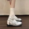Zapatos Mary Jane estilo ballet con diseño para aumentar la altura, caracterizados por un tacón grueso, una punta poco profunda y un look versátil y moderno, perfectos para la temporada de otoño 2026, y asegurados con una correa de velcro.