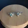 [Loohaha] Clip de Oreja de Cruz de Diamante Azul para Mujeres Sin Perforaciones, Diseño de Nicho, Estilo Dulce y Fresco, Ear Cuff con Brillo Deslumbrante