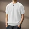 Camiseta de malha masculina de manga curta com gola Henry e decote V, estilo old money, seda gelada para negócios, verão, atacado de fábrica transfronteiriço, branco seda gelada
