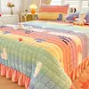 Colcha acolchada de terciopelo de leche engrosado, nueva colección de invierno 2026, juego de sábanas de tatami de forro polar coral (tres piezas)