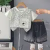Conjunto Leve para Meninos 2026 Novo Estilo Oxygen Baby Estampa Completa de Letras Shorts Jeans Degradê de Manga Curta Conjunto de Duas Peças Tendência