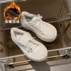 Zapatos Blancos de Cuero Suave con Suela Gruesa para Mujer 2026 Otoño Nuevos Casuales de Punta Cerrada Ligeros de Espuma Versátiles Tenis Casuales para Mujer