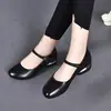 Sapatos femininos populares estilo raso de tira única, novo modelo outono 2026, sapatos pequenos de couro com sola macia e cabedal macio, salto baixo, bico redondo, adequados para mães