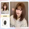 Peruca feminina com cabelo no comprimento da clavícula e franja, em um tom quente de castanho de primavera, realça os traços faciais, reduz a idade, faz o rosto parecer menor, adequada para uso diário, cobertura total da cabeça