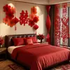 Accesorios de decoración para la habitación de bodas, incluyendo artículos para el dormitorio de los novios, decoraciones para la pared del cabecero y una variedad de suministros de boda para crear una atmósfera festiva.