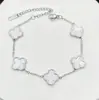 Pulsera de acero de titanio chapada en oro de 18k, de cuatro hojas, lisa, de moda, de venta caliente, con nácar de doble cara, fábrica de joyería de alta gama para mujer