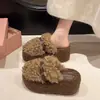 Novas pantufas fofas para mulheres, adequadas para uso externo, com saltos altos, solas plataforma, fundos grossos e design de fivela, leves e perfeitas para outono e inverno. Chinelos de algodão 2026 para mulheres