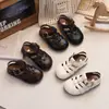 Sandalias Cerradas para Niñas Estilo Coreano Color Caramelo 2026 Verano Nuevas Zapatos Huecos de Jaula de Cerdo con Suela Suave Zapatos de Playa para Niños Modernos