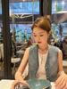 Chaleco vaquero lavado con escote en V de alta gama para mujer, nuevo chaleco corto adelgazante de cintura ajustada de moda coreana para primavera y otoño.