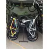 Se colocan expositores en fila, estanterías de exhibición, soportes para tiendas, estantes, bicicletas, estacionamiento, bicicletas de montaña, otros