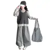 Conjunto estiloso e elegante de três peças para meninas, com um colete vazado, uma blusa de manga longa com acabamento em renda e calças casuais de perna larga, perfeito para a primavera e o outono.