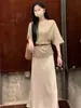 Traje de punto con manga murciélago y ajuste en la cintura + Falda de satén para mujer, Estilo de verano 2026, Moda de alta gama para verano