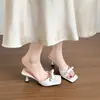 Sandálias de verão femininas, novo estilo 2026, chique francês, adequadas para figuras baixinhas, combinadas com vestidos, apresentando um laço e bico quadrado, sandálias de salto alto