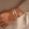 Pulseira de Ouro Real 18K Galvanizado com Zircônia Europeia e Americana, Fivela Redonda em Forma de Cruz, Versátil para Cruzamento de Fronteiras, Elegante, Joia de Mão de Alta Qualidade para Mulheres