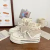 Tênis de cano alto feio-bonito para mulheres com bolinhas, uso bidirecional, novos sapatos de lona chiques de nicho da primavera de 2026, sapatos brancos de sola grossa