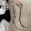 Botas Marrons de Bico Fino e Salto Fino Grosso para Mulheres Verão 2025 Novas Boca em V Sem Joelho Cowboy Ocidental Cavaleiro