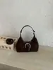 Nuevo bolso de axila de lujo de nicho para mujer, bolso de hombro cruzado casual retro mate, estilo commuter con un toque de alta gama, bolso en forma de media luna