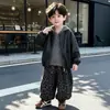 Conjunto Infantil Primavera e Outono 2026 Novo Roupas de Outono para Meninos Jaqueta de Couro Estilosa e Bonita Roupa de Três Peças Estilosa para Meninos