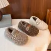 Sapatos felpudos para meninas 2026 novo outono e inverno infantil forrados de fleece sola macia princesa quentes para exterior bebê sapatos de algodão