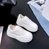 Tênis brancos com textura de couro para mulheres, novo estilo da moda de verão, versáteis e populares com sola grossa para aumentar a altura, para combinar com calças de perna larga