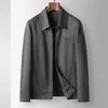 Chaqueta para Hombre 2026 Primavera y Otoño Cuello Solapa Versión con Cremallera Estilo Old Money Negocios Ante Superior Abrigo Casual para Hombres Jóvenes y de Mediana Edad