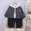 Conjunto de Inverno Espesso com Pelúcia para Meninos 2026 Novo Estiloso Jaqueta Xadrez com Capuz Infantil Roupa Fashionista Tendência