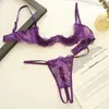 Conjunto de lingerie de renda estilo francês para mulheres, com aro para sustentação, efeito push-up, cobertura lateral dos seios, alças finas ajustáveis e design vazado.