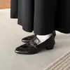 Mocassins de Couro com Fivela de Rebite Estilo Britânico 2026 Primavera Salto Baixo Bico Redondo Couro Genuíno Sapatos de Corte Profundo