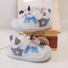 Tênis esportivos para meninos 2026 novo modelo primavera e outono sapatos para meninas sola macia tênis esportivos casuais para bebês sapatos para meninas ao ar livre