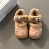 Estilo lindo, zapatos peludos cómodos y duraderos para mujer, otoño e invierno 2026, zapatos de algodón cálidos y exquisitos de dibujos animados con pedrería para niñas