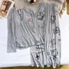 Nuevo conjunto de pijama acanalado de seda helada para mujer 2026, con mangas largas, pantalones largos y un lindo diseño de gato de dibujos animados, perfecto para un look relajado y cómodo de ropa de estar en casa