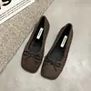 Sapatos femininos quadrados retrô estilo francês em camurça, nova coleção de outono 2026, estilo Mary Jane, adequados para uso casual e de trabalho