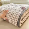 2026 Nuevo Otoño Invierno Engrosado Leche Polar Estampado Protector de Cama Colchón Otoño Invierno Cálido Protector de Cama Hogar Protector de Cama Tres