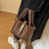 Bolsa Cesta de Legumes Feminina 2025 Novas Bolsas Moda Retrô Bolsa Balde Nicho de Alto Nível Bolsa Transversal