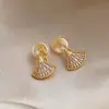 Pendientes Pequeños de Plata Chapada en Oro Real de 18K con Aguja de Plata, Estilo Chanel, Zirconia, Forma de Abanico, Pendientes Elegantes y Dulces con un Toque de Lujo Ligero y Sensación de Alta Gama