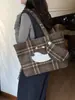 Bolsa de Lã Retrô para o Dia a Dia 2025 Nova Moda Grande Capacidade Bolsa de Ombro Feminina Bolsa Tote para Saída de Estudante Universitário