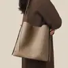 Bolsa Saco 2026 Novo Modelo Couro Genuíno Bolsa Feminina Grande Capacidade Moda para o Dia a Dia Bolsa de Ombro/Axila de Luxo Bolsa de Mão