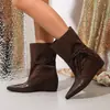 Botas de tornozelo estilo retrô com tiras, bico fino, design patchwork e salto oculto para altura extra, disponíveis em tamanhos médios e plus sizes, dropshipping disponível