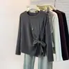 Foto real de camiseta plus size de manga longa para mulheres, novo modelo outono 2026, modeladora, com amarração na cintura, top versátil e fashion para mulheres plus size