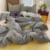 Juego de ropa de cama de algodón nórdico minimalista a rayas azul oscuro de cuatro piezas: funda de edredón de 1.8 m, sábana, sábana bajera, juego de ropa de cama de tres piezas