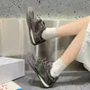 Tênis Casual 2026 Versátil Retrô Forrest Gump Outono Cadarço Patchwork de Couro Tênis Esportivo Aumento Oculto de Altura Tênis de Treino Alemão Novo Estilo Feminino
