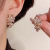Pendientes de flores versátiles para mujer 2024 nuevo estilo popular adecuado para pendientes de primavera lujo ligero sentido de alta gama pendientes diseño de nicho